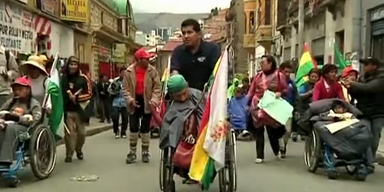 Demo: Rollstuhlfahrer treffen auf Polizei