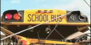 Amateurvideo: Tornado wirft Schulbus auf Haus