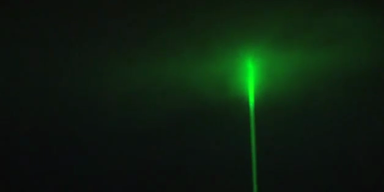 Starker Laser strahlt über 150 km ins Weltall