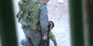 Soldat verprügelt Kind auf offener Straße