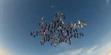 138 Fallschirmspringer bilden Schneeflocke