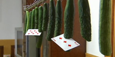 Mann schneidet Gemüse mit Spielkarten