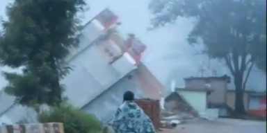 Indien: Haus stürzt in reißenden Fluß
