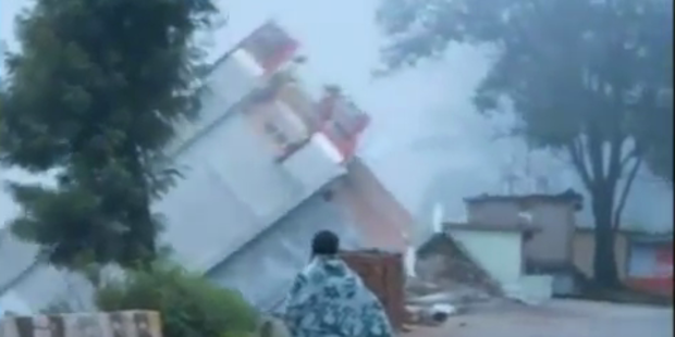Indien: Haus stürzt in reißenden Fluß