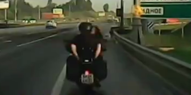 Pärchen beim Sex am Motorrad gefilmt