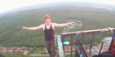 Irre: Russe balanciert in über 100 Metern Höhe