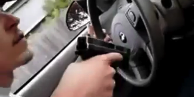 Pseudo-Rapper feuert aus fahrendem Auto
