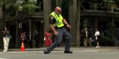 Polizist regelt tanzend den Straßenverkehr