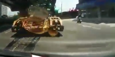 China: Kran zerrt Auto hunderte Meter nach
