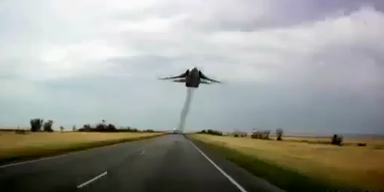 Kampfjet donnert im Tiefflug über Autobahn