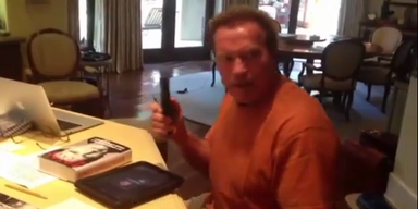 Arnie spricht Fans auf den Anrufbeantwiorter