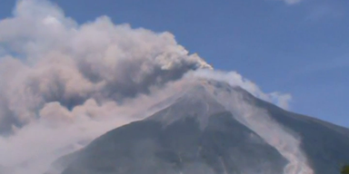 Feuervulkan Fuego in Guatemala speit Asche