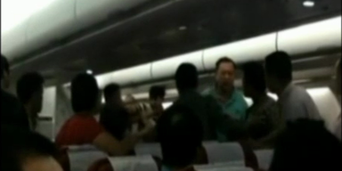 Brutale Passagiere prügeln sich an Board