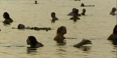Tausende Nackte bei Shooting am Toten Meer