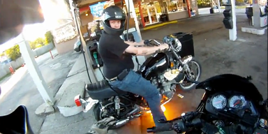Unfassbar: Motorrad entflammt auf Tankstelle