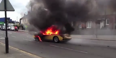 Lamborghini geht auf Straße in Flammen auf