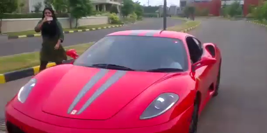 Unfassbar: Kinder lenken einen Ferrari