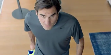 Roger Federer erschlägt Fliege mit Tennis-Schuh