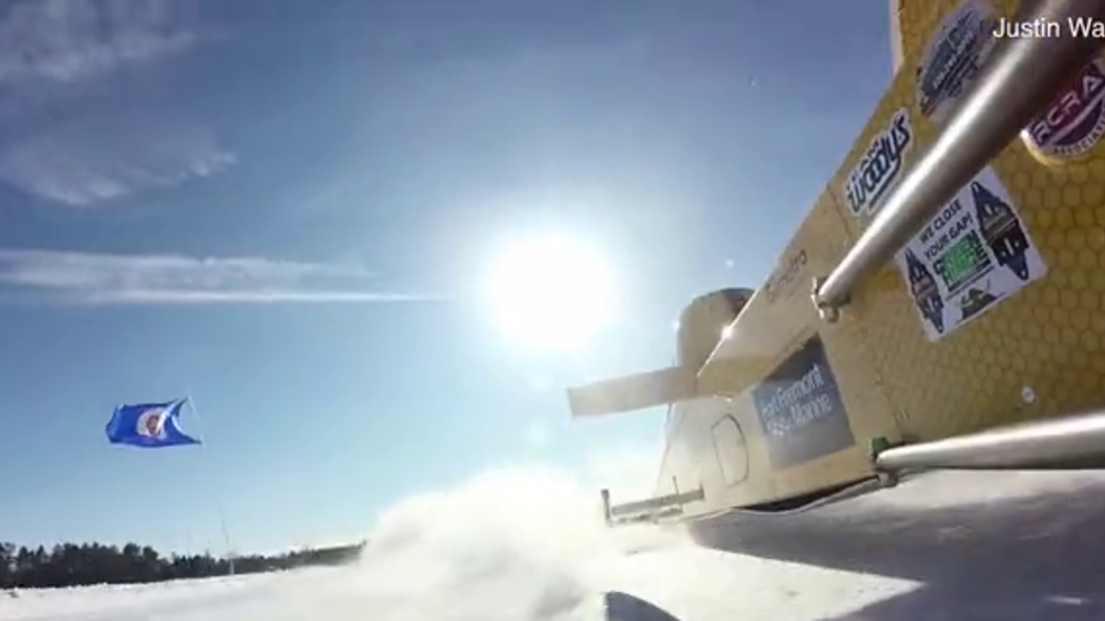 Mann crasht Raketenschlitten bei 390 km/h und überlebt unverletzt