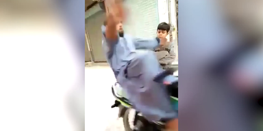Kind stoßt Moped an