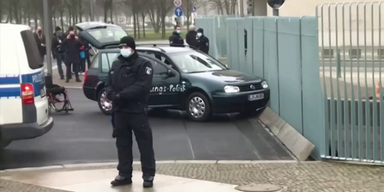 Deutschland | Auto rammt Tor des Berliner Kanzleramts