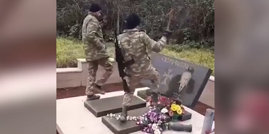 Armenien | Aserbaidschanische Soldaten zerstören Armenisches Grabmal