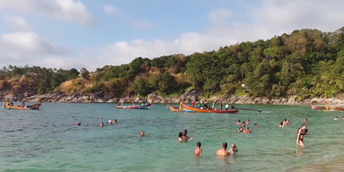 Menschen baden im Meer