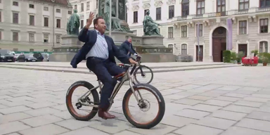 Arnie auf Fahrrad