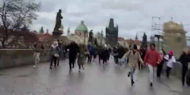 Schüsse in Prag: Menschen laufen auf Karlsbrücke um ihr Leben