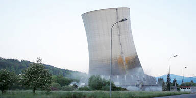 Kühlturm des Kohlekraftwerks abgerissen