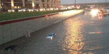 Autos gehen in Regenfluten unter