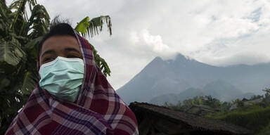 Merapi spuckt Asche - Hunderte flüchten