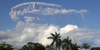 Vulkan Sangeang spuckt seit Freitag