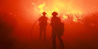 Menschen fliehen vor Waldbrand in Kalifornien