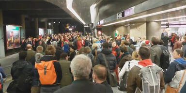 Video: Wales-Fans blockieren Innenstadt