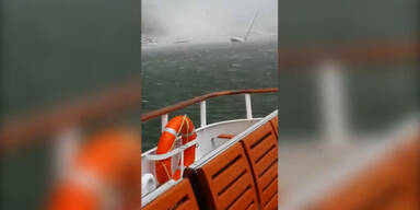 Tornado reißt Schiffe um