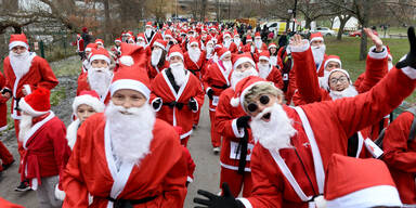Hunderte Santas liefen durch Stockholm