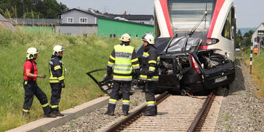 Horror-Unfall: Zug schleift Pkw 100 Meter mit – Lenkerin tot