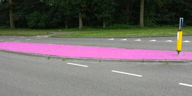 Falsche Farbe: Pinke Verkehrsinseln