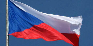 Fahne der tschechischen Botschaft angezündet