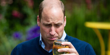 Pubs wieder offen: Prinz William war der Erste mit Bier