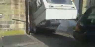 Video: Wohnwagen beim Ausparken zerstört