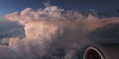 Flugpassagier filmt Blitze in Wolke