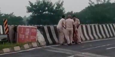 Empörung in Indien: Polizisten warfen Leiche von Unfallopfer in Kanal