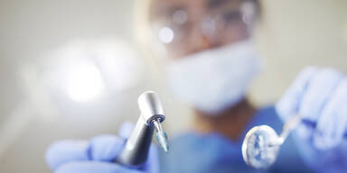 Zahnärztin soll gesunde Zähne gebohrt haben - Berufsverbot!