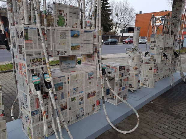Tankstelle in Linz mit Zeitung zugeklebt