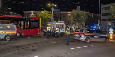 Bus überrollt Radfahrer: 27-Jähriger tot