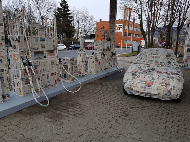 Tankstelle in Linz mit Zeitung zugeklebt