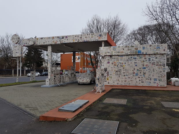 Tankstelle in Linz mit Zeitung zugeklebt