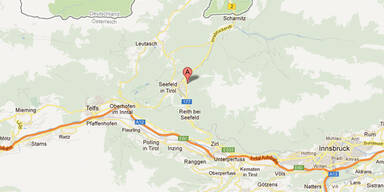 Reisebus kracht in Tirol gegen Felsen